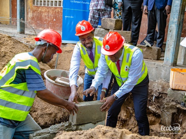 Le Groupe Ecobank a procédé à la pose de la première pierre de la nouvelle salle informatique du Lycée Ablogamé à Lomé