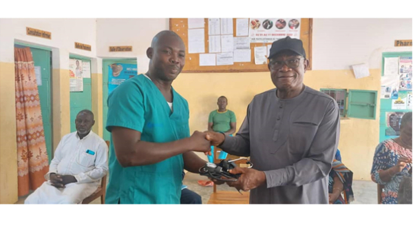 L&#039;association « Les Amis de Charles Abalo » offre des vivres, du matériel médical et des cahiers aux populations de Tchamba et Kara