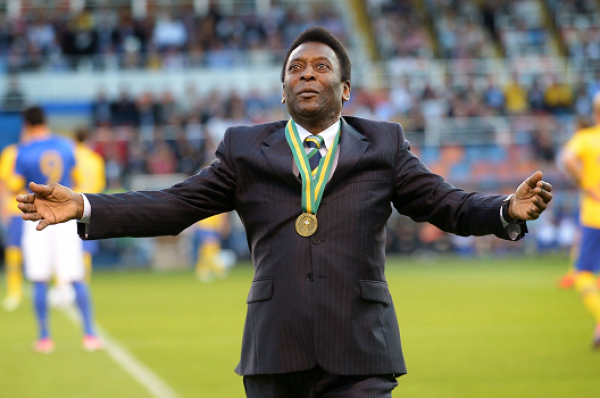 Football: Edson Arantes do Nascimento dit &quot;Le roi Pelé&quot; est mort, vive le roi Pelé !