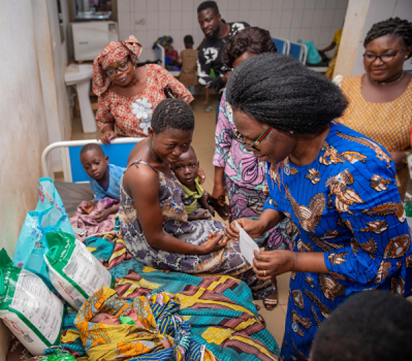 Fête de Noël 2022 : Faure Gnassingbé offre des cadeaux et des kits de vivres aux nouveau-nés et enfants malades des hôpitaux et CMS de Lomé