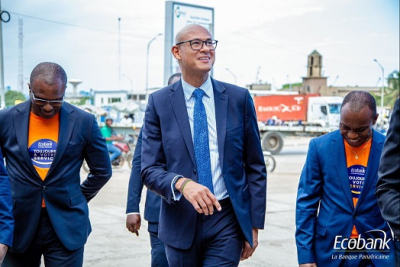 Ecobank Togo- Célébration de la Semaine du Service à la Clientèle 2023. Le Directeur Général du Groupe Ecobank, Jeremy Awori aux contacts des clients.