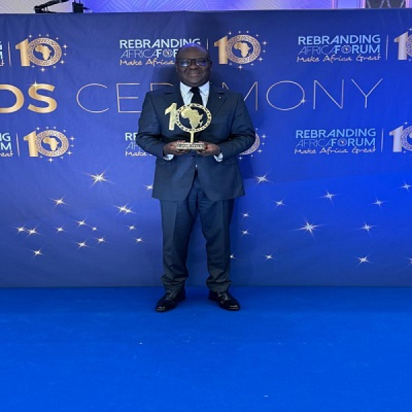 Rebranding Africa Forum: Edoh Kossi AMENOUNVE honoré du prestigieux « Milestone Achievement Award ». 