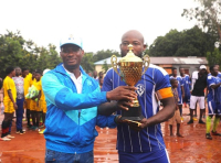 L&#039;équipe &quot;Les Hirondelles de Sadayamé&quot; de la commune Vo 4 victorieuse du trophée du tournoi Vacances Utiles Foot d’Unir-Vo