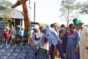 Faure Gnassingbé a visité l’usine Steel Cube de Kara