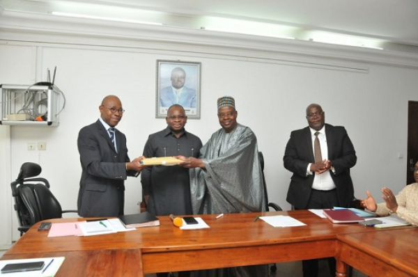 Passation de service : Isaac TCHIAKPE,  prend les rênes du ministère de l’enseignement technique, formation professionnelle et de l’apprentissage.