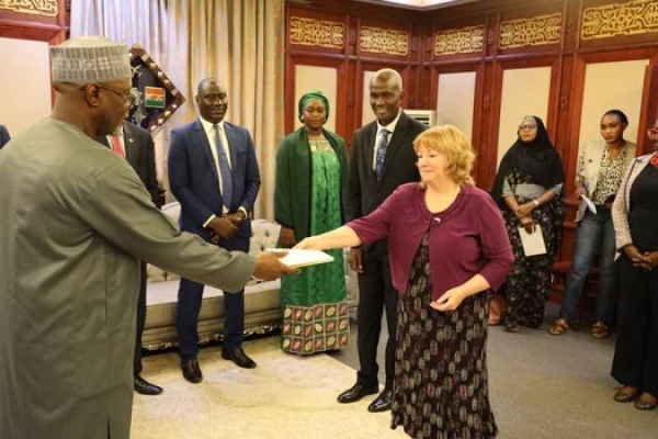 Niger : L&#039;ambassadrice Américaine Kathleen FitzGibbon active les relations diplomatiques des États-Unis avec la junte