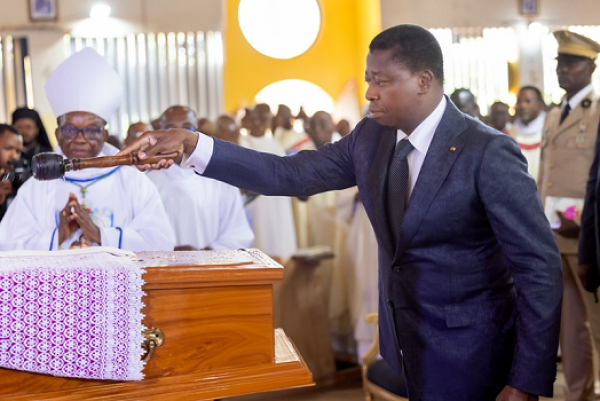 Hommage: Ce signe d&#039;adieu symbolique de Faure Gnassingbé à Monseigneur Barrigah Benissan Nicodème