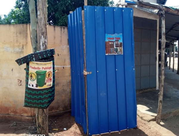 Contre l&#039;insalubrité, Togbui Neuville Adjikou LANKLIVI 1er place des urinoirs et poubelles dans le quartier Bè Adakpamé Kpota-Colas