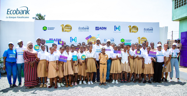 Ecobank Togo célèbre le 10e anniversaire de la Journée Ecobank et apporte des compétences numériques aux jeunes.