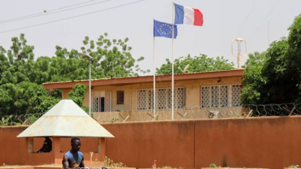 La France a décidé de fermer son ambassade au Niger et les agents locaux licenciés et indemnisés   